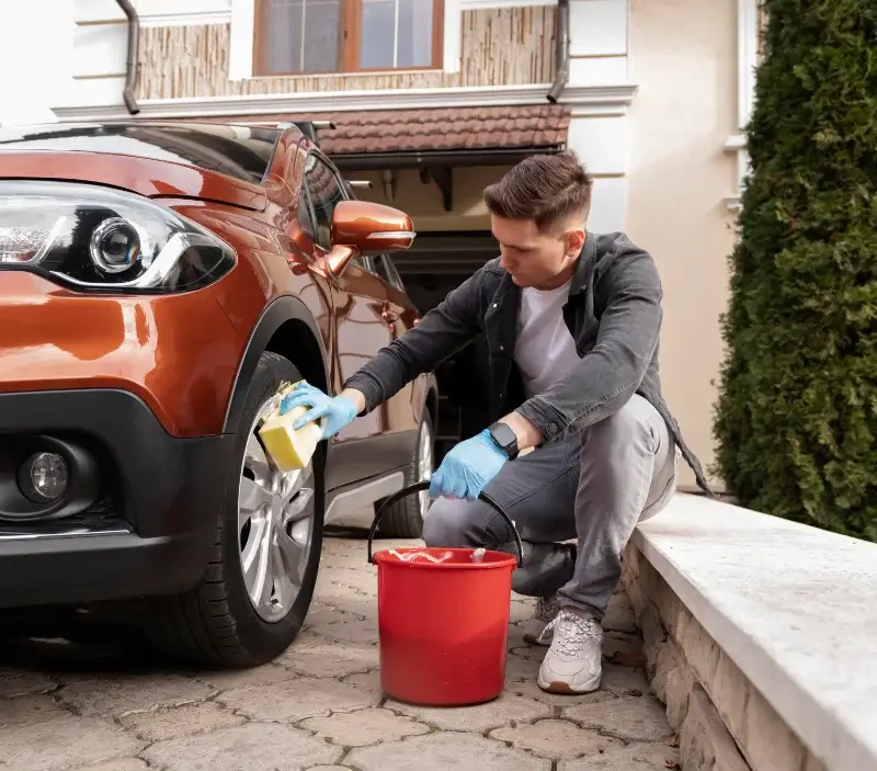 Lavage auto à domicile Saint-Flovier : professionnel intervenant sur un véhicule